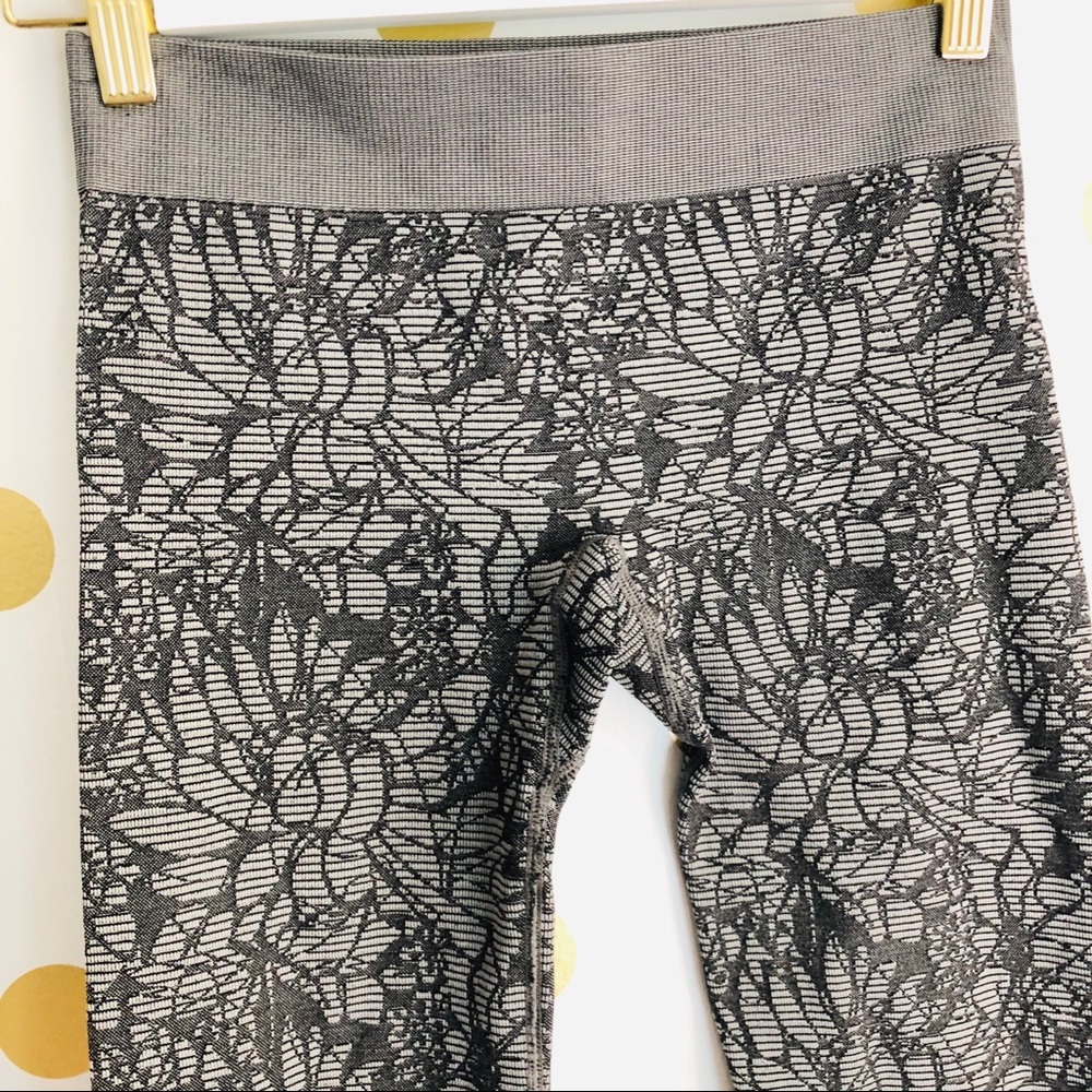 Fabletics Sebastian Seamless Capri Legging - image 3